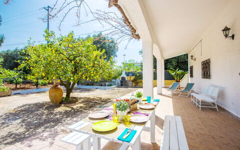 Villa Mediterranea: Eigendom, Geel, Onroerend Goed, Kamer, Gebouw, Huis, Tafel, Interieur Ontwerp, Meubilair, Vakantie