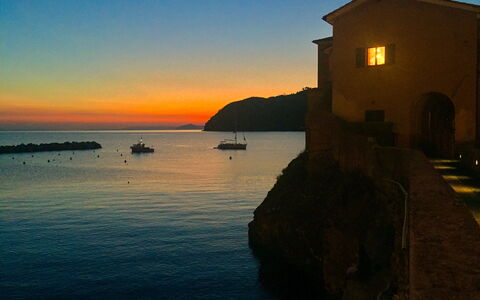 Dai Fiorentini - Apartment In Levanto: Lucht, Zwemwater, Zee, Horizon, Kust, Zonsondergang, Oceaan, Avond, Schemer, Ochtend