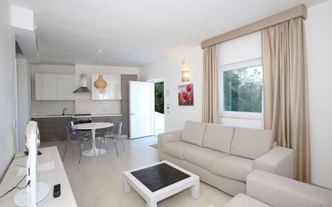Residence Montesarago: Tafel, Eigendom, Bankstel, Meubilair, Comfort, Woonkamer, Hout, Slaapbank, Gebouw, Fotolijst