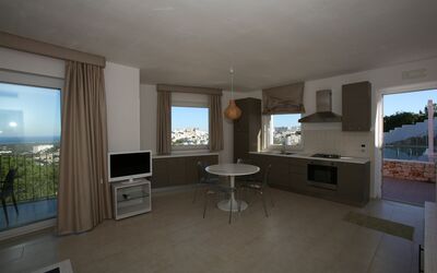 Villa Zeus: Meubilair, Bankstel, Tafel, Gebouw, Televisie, Hout, Woonkamer, Flooring, Schaduw, Verdieping