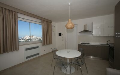 Villa Venere: Eigendom, Gebouw, Meubilair, Venster, Tafel, Hout, Interieur Ontwerp, Schaduw, Gordijn, Woonkamer