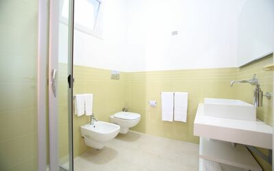 Villa Afrodite: Loodgieterswerkinrichting, Badkamer, Purper, Toilet, Gebouw, Interieur Ontwerp, Wc Bril, Verdieping, Wastafel In De Badkamer
