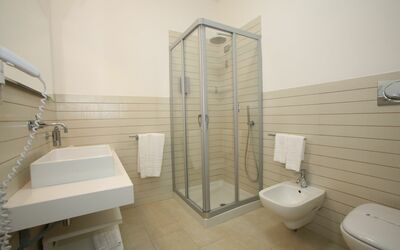 Villa Atena: Loodgieterswerkinrichting, Eigendom, Badkamer, Toilet, Zwart, Kraan, Gebouw, Purper, Interieur Ontwerp