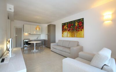 Villa Minerva: Fotolijst, Meubilair, Bankstel, Tafel, Gebouw, Eigendom, Comfort, Lamp, Interieur Ontwerp, Woonkamer