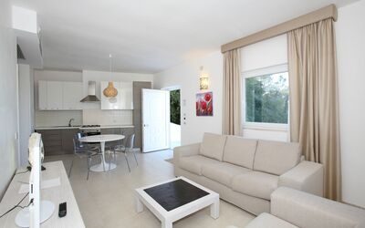 Villa Ecate: Tafel, Eigendom, Bankstel, Meubilair, Comfort, Woonkamer, Hout, Slaapbank, Gebouw, Fotolijst