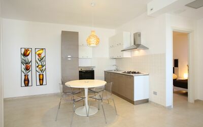 Villa Rea: Meubilair, Tafel, Hout, Interieur Ontwerp, Verdieping, Flooring, Beige, Woonkamer, Hal, Countertop