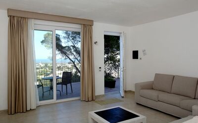 Villa Aurora: Meubilair, Bankstel, Comfort, Hout, Interieur Ontwerp, Woonkamer, Verdieping, Schaduw, Slaapbank