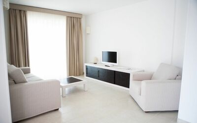 Villa Artemide: Eigendom, Bankstel, Meubilair, Comfort, Gebouw, Gordijn, Hout, Interieur Ontwerp, Woonkamer