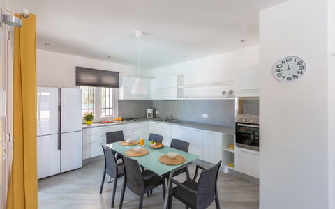 Villa Stella Cadente: Cabinetry, Meubilair, Countertop, Tafel, Venster, Gebouw, Keuken, Hout, Stoel, Huis