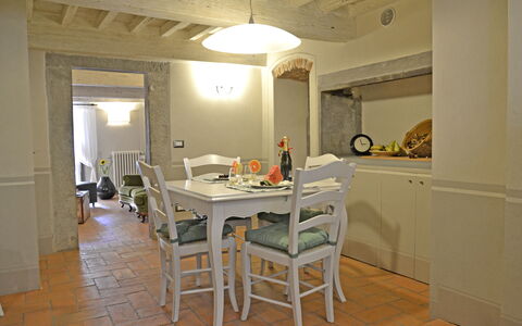 Appartamento Tommasi Fierli: Kamer, Eigendom, Meubilair, Gebouw, Interieur Ontwerp, Verdieping, Huis, Eetkamer, Plafond, Tafel
