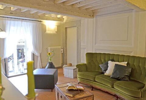 Appartamento Tommasi Fierli: Woonkamer, Kamer, Eigendom, Meubilair, Interieur Ontwerp, Gebouw, Geel, Plafond, Huis, Muur