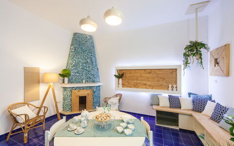 Villa Fontanelle: Fabriek, Meubilair, Eigendom, Decoratie, Tafel, Bankstel, Azure, Interieur Ontwerp, Verlichting, Woonkamer