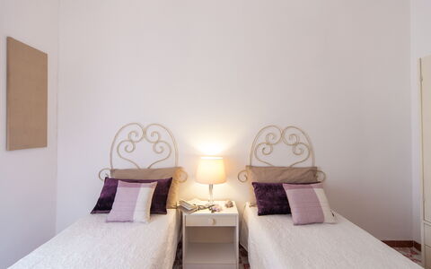 Villa Fontanelle: Meubilair, Comfort, Hout, Interieur Ontwerp, Hoofdkussen, Verdieping, Bed, Gebouw, Muur