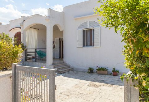 Villa Fontanelle: Fabriek, Eigendom, Gebouw, Lucht, Venster, Azure, Wolk, Deur, Architectuur, Weg Oppervlak