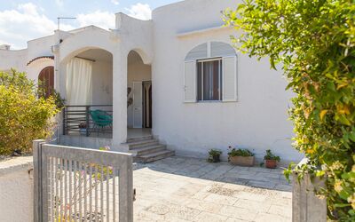 Villa Fontanelle: Fabriek, Eigendom, Gebouw, Lucht, Venster, Azure, Wolk, Deur, Architectuur, Weg Oppervlak