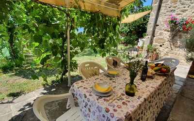 La Casa Del Sole: Fabriek, Eigendom, Tafel, Plantkunde, Natuur, Bloem, Landschap, Stoel, Buitenmeubels, Plantendiversiteit