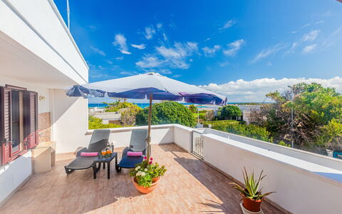 Villa Pantanagianni Beach: Fabriek, Wolk, Lucht, Meubilair, Gebouw, Azure, Bloempot, Schaduw, Buitenmeubels, Stoel