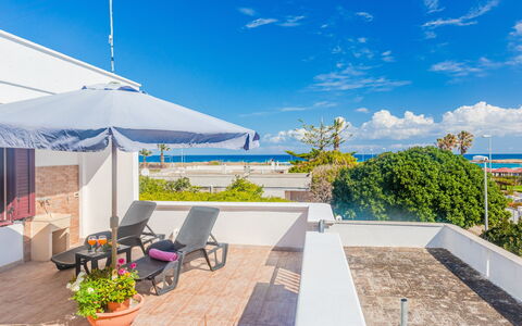 Villa Pantanagianni Beach: Lucht, Wolk, Fabriek, Bloempot, Buitenmeubels, Water, Schaduw, Stoel, Badplaats, Zwembad