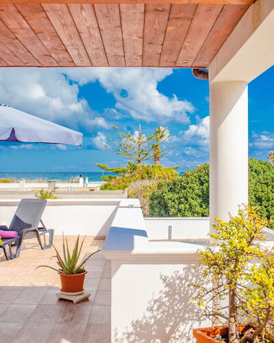 Villa Pantanagianni Beach: Wolk, Lucht, Fabriek, Eigendom, Meubilair, Gebouw, Bloempot, Azure, Badplaats, Schaduw