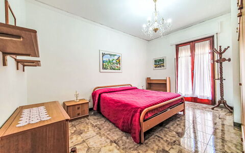 Sinago: Interieur Ontwerp, Verdieping, Slaapkamer, Flooring, Bed, Kamer, Fotolijst, Laken, Meubilair, Appartement