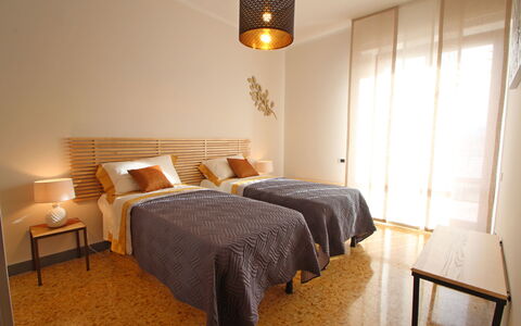 Marina Apartment: Slaapkamer, Bed, Meubilair, Kamer, Eigendom, Bed Frame, Laken, Interieur Ontwerp, Muur, Verdieping