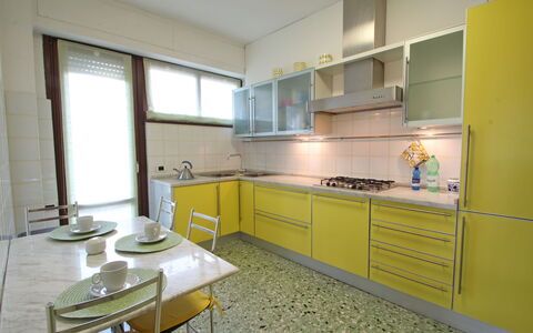 Marina Apartment: Eigendom, Kamer, Meubilair, Geel, Keuken, Gebouw, Cabinetry, Interieur Ontwerp, Huis, Countertop