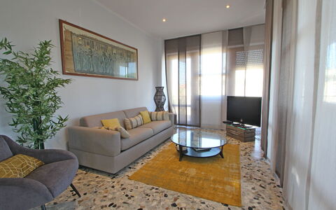 Marina Apartment: Kamer, Woonkamer, Eigendom, Meubilair, Interieur Ontwerp, Gebouw, Onroerend Goed, Huis, Huis, Verdieping