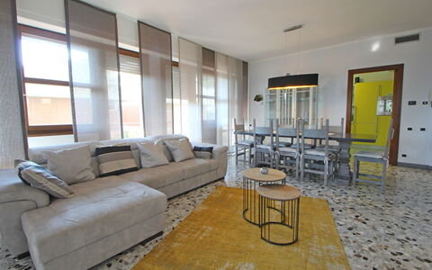 Marina Apartment: Kamer, Eigendom, Meubilair, Gebouw, Interieur Ontwerp, Woonkamer, Geel, Onroerend Goed, Huis, Verdieping