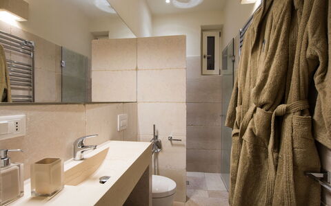 Corte dei Messapi | Sleeps 24: Badkamer, Kamer, Eigendom, Interieur Ontwerp, Architectuur, Tegel, Gebouw, Muur, Onroerend Goed, Verdieping