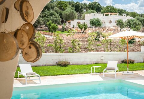 Corte Dei Messapi | Sleeps 24: Zwembad, Eigendom, Vrije Tijd, Toevlucht, Onroerend Goed, Water, Vakantie, Hacienda, Huis, Gras