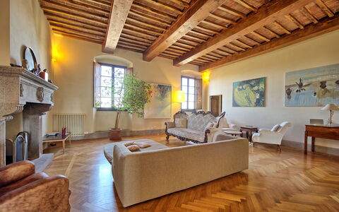 Palazzo Del Capitano: Eigendom, Woonkamer, Gebouw, Kamer, Interieur Ontwerp, Meubilair, Plafond, Huis, Landgoed, Houten Vloer