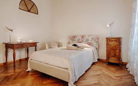 Tenuta Cambiano: Slaapkamer, Meubilair, Bed, Kamer, Verdieping, Eigendom, Houten Vloer, Interieur Ontwerp, Bed Frame, Muur