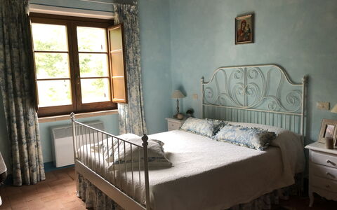 Beautiful Stone Country Villa: Bed, Slaapkamer, Meubilair, Kamer, Eigendom, Bed Frame, Verdieping, Interieur Ontwerp, Laken, Matras