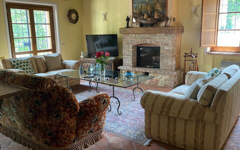Beautiful Stone Country Villa: Bruin, Meubilair, Eigendom, Venster, Fabriek, Fotolijst, Tafel, Bankstel, Woonkamer, Interieur Ontwerp