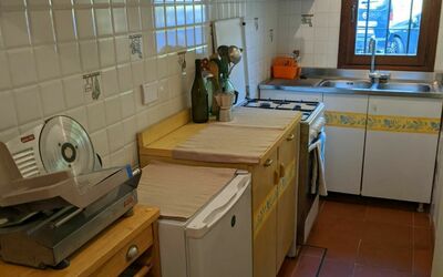 Gottino: Kamer, Countertop, Eigendom, Keuken, Cabinetry, Meubilair, Verdieping, Tegel, Major Appliance, Gebouw