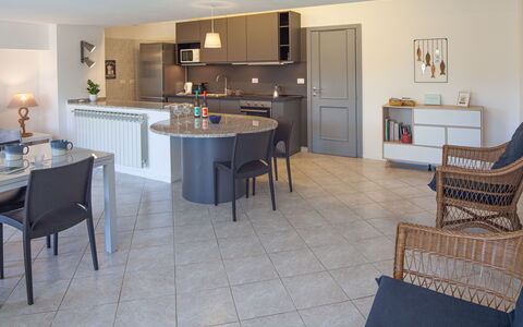 Il Giardino Sul Mare - Levanto: Tafel, Eigendom, Meubilair, Countertop, Cabinetry, Keuken, Hout, Verlichting, Interieur Ontwerp, Flooring