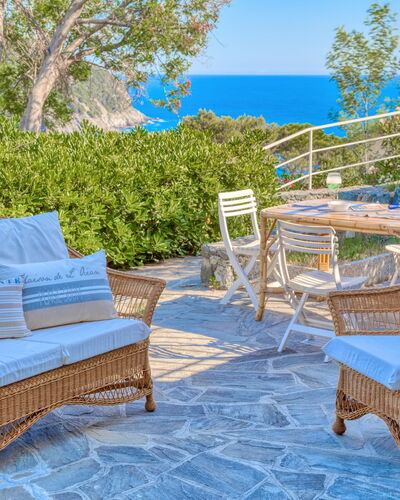 Il Giardino Sul Mare - Levanto: Meubilair, Eigendom, Patio, Buitenmeubels, Onroerend Goed, Kamer, Wicker, Tafel, Huis, Buitentafel