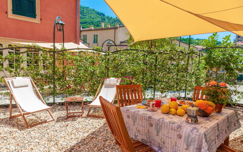 Portovecchio Apartments - Levanto: Eigendom, Onroerend Goed, Huis, Gebouw, Kamer, Geel, Vakantie, Landgoed, Toevlucht, Huis