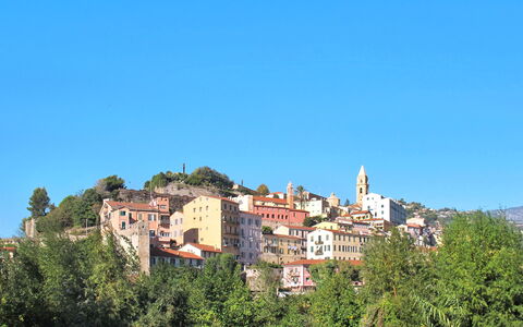 Ventimiglia 629: Lucht, Gebouw, Azure, Boom, Natuurlijk Landschap, Fabriek, Facade, Stad, Dak, Huis