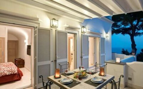 Villa Marina Little Beach: Tafel, Meubilair, Eigendom, Gebouw, Hout, Venster, Oranje, Verlichting, Interieur Ontwerp, Verdieping