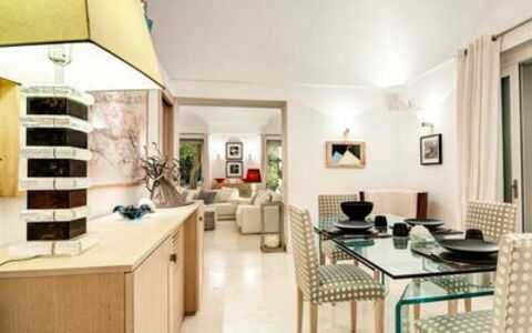Villa Marina Little Beach: Meubilair, Eigendom, Cabinetry, Tafel, Stoel, Countertop, Fotolijst, Hout, Interieur Ontwerp, Lade