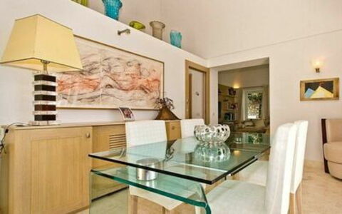 Villa Marina Little Beach: Meubilair, Fotolijst, Tafel, Cabinetry, Countertop, Hout, Stoel, Verlichting, Interieur Ontwerp, Gebouw