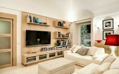 Villa Marina Little Beach: Meubilair, Fotolijst, Eigendom, Bankstel, Interieur Ontwerp, Woonkamer, Plank, Verdieping, Hout, Cabinetry