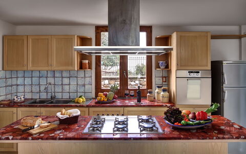 Stony Villa Volcano View: Voedsel, Cabinetry, Eigendom, Countertop, Keuken, Hout, Tableware, Interieur Ontwerp, Fornuis, Architectuur