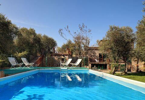 Stony Villa Volcano View: Water, Fabriek, Lucht, Eigendom, Gebouw, Zwembad, Azure, Natuurlijk Landschap, Boom, Gras