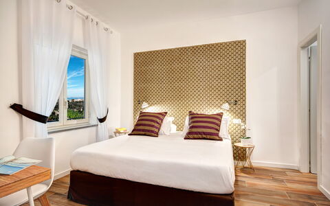 Sorrento Golden Apartment: Meubilair, Eigendom, Comfort, Gebouw, Hout, Textiel, Schaduw, Bed Frame, Interieur Ontwerp, Verdieping