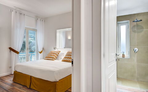 Sorrento Golden Apartment: Meubilair, Gebouw, Comfort, Hout, Schaduw, Deur, Verdieping, Bed Frame, Venster