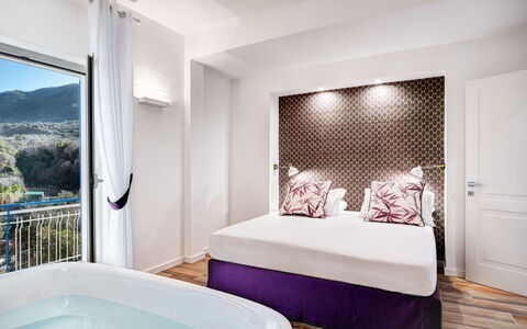 Sorrento Golden Apartment: Eigendom, Meubilair, Gebouw, Comfort, Decoratie, Hout, Textiel, Interieur Ontwerp, Schaduw, Verlichting