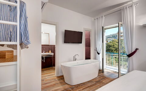 Sorrento Golden Apartment: Eigendom, Bad, Loodgieterswerkinrichting, Gebouw, Azure, Hout, Kraan, Venster, Badkamer