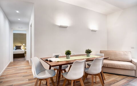 Sorrento Golden Apartment: Tafel, Eigendom, Meubilair, Fabriek, Bankstel, Comfort, Hout, Kamerplant, Interieur Ontwerp, Verlichting